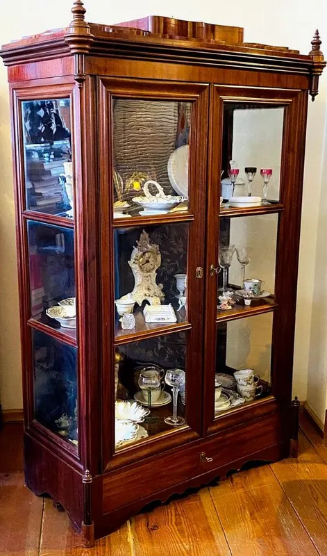 Biedermeier-Vitrine, dreiseitig verglast, Mahagoni, um 1850, Originalzustand