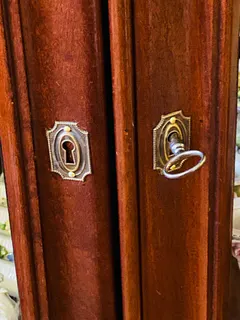 Biedermeier-Vitrine, dreiseitig verglast, Mahagoni, um 1850, Originalzustand, Ansicht 3