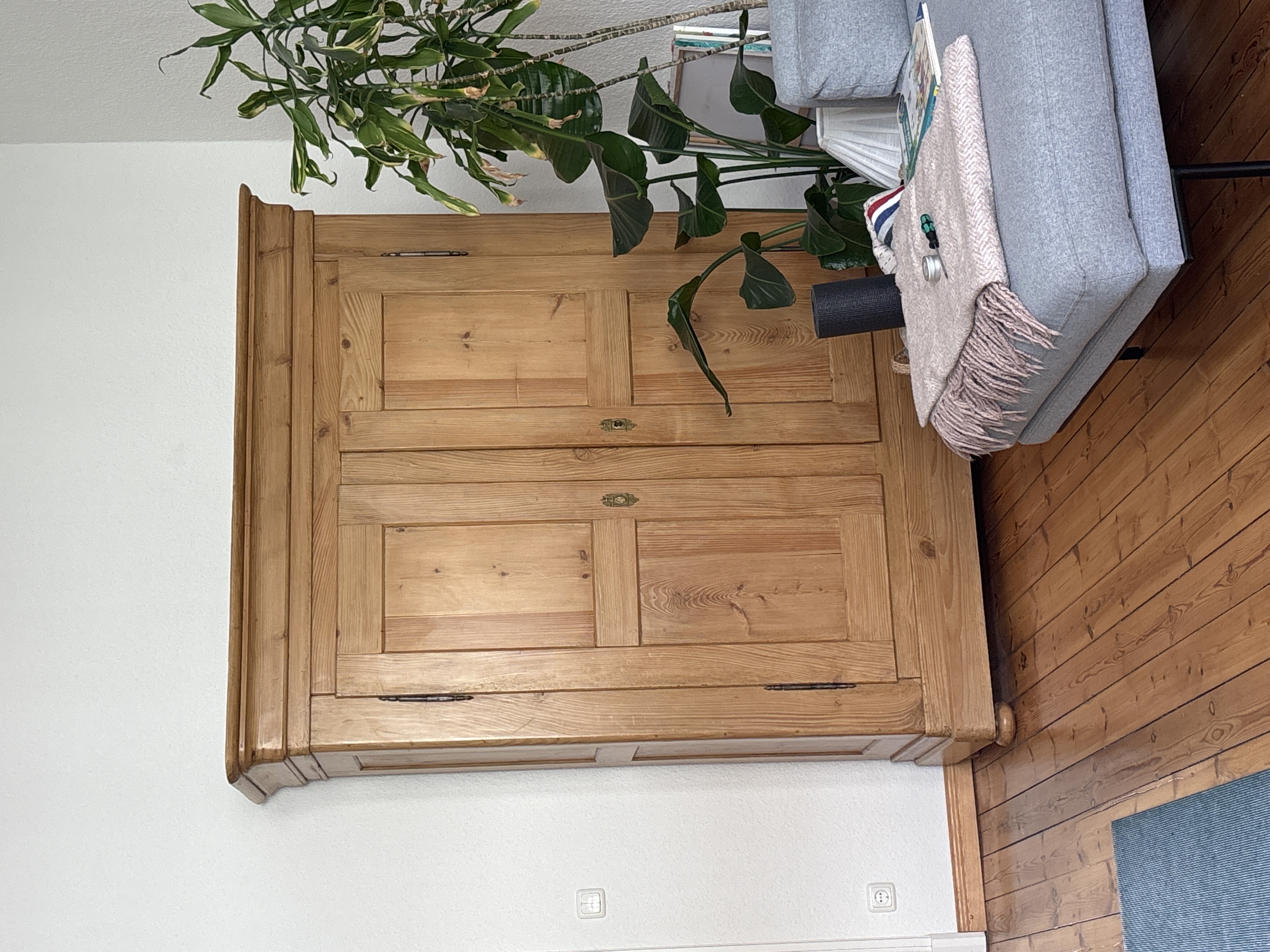Bäuerlicher Kleiderschrank aus Nadelholz