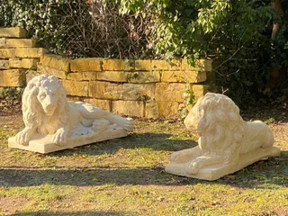 Paar liegende Löwen, Sandsteinguss, Gartenfiguren, Ansicht 1
