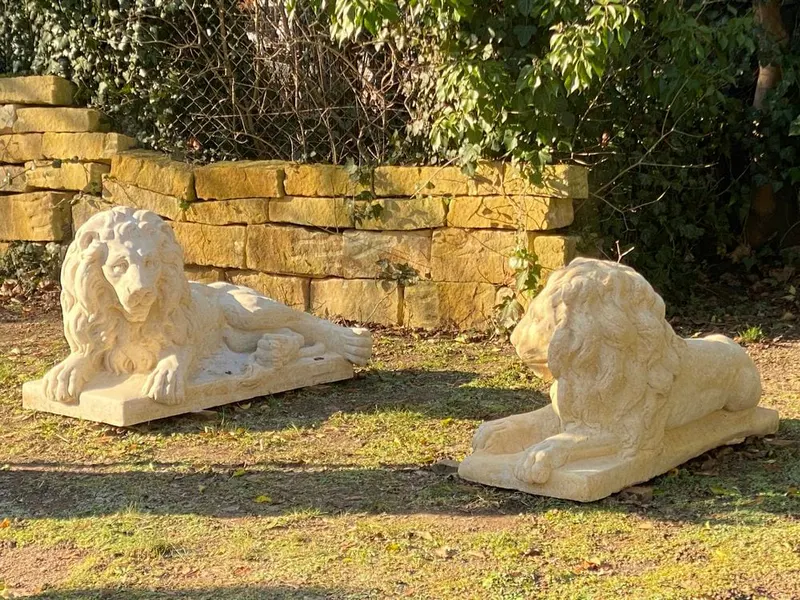 Paar liegende Löwen, Sandsteinguss, Gartenfiguren