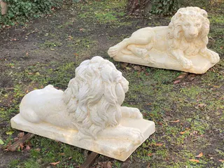 Paar liegende Löwen, Sandsteinguss, Gartenfiguren, Ansicht 2