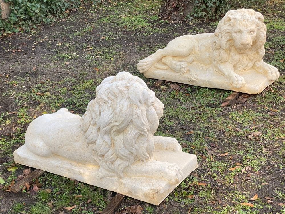 Paar liegende Löwen, Sandsteinguss, Gartenfiguren, Ansicht 2