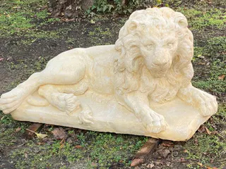 Paar liegende Löwen, Sandsteinguss, Gartenfiguren, Ansicht 3