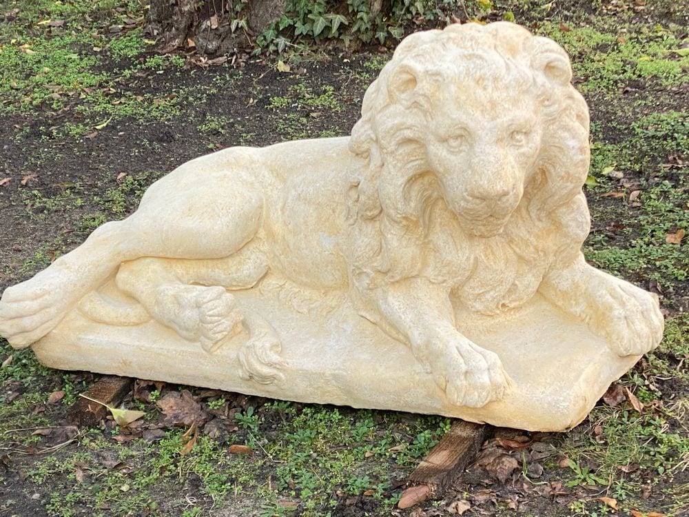 Paar liegende Löwen, Sandsteinguss, Gartenfiguren, Ansicht 3