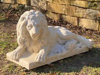Paar liegende Löwen, Sandsteinguss, Gartenfiguren, Ansicht 5