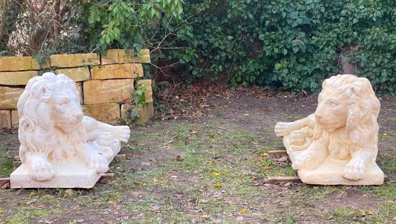 Paar liegende Löwen, Sandsteinguss, Gartenfiguren, Ansicht 6