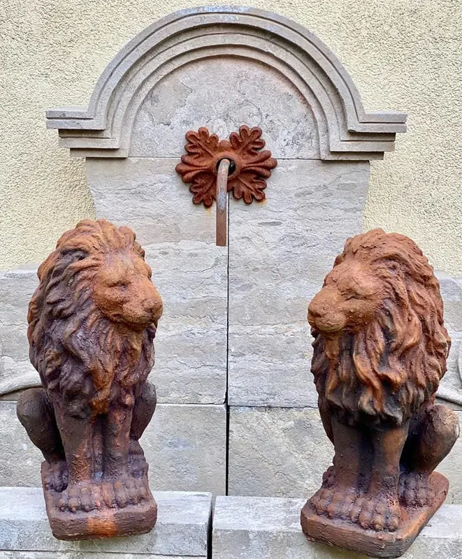 Paar Löwen, Steinguss mit Rostoptik, als Pfeilerabdeckung oder Türwächter