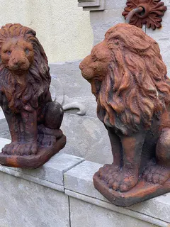 Paar Löwen, Steinguss mit Rostoptik, als Pfeilerabdeckung oder Türwächter, Ansicht 2