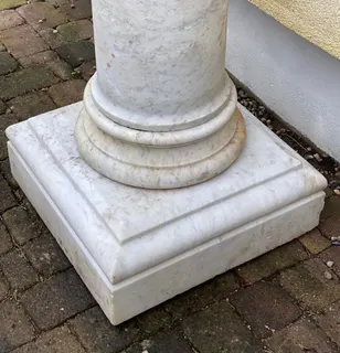 Klassizistischer Säulenstumpf, Carrara-Marmor, Anfang 19. Jh., aus herzoglichem Schlossgarten, Ansicht 3