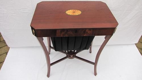 Biedermeier-Nähtisch mit Wollkorb, Mahagoni auf Eiche, Norddeutschland