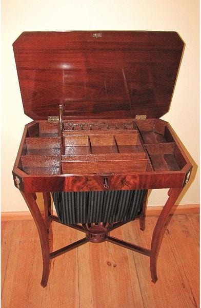 Biedermeier-Nähtisch mit Wollkorb, Mahagoni auf Eiche, Norddeutschland, Ansicht 2