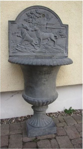 Halbrunder Wandbrunnen, Gusseisen