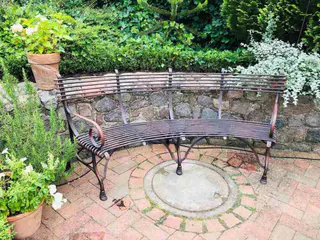 Französische Gartenbank SABOT, viertelkreisförmig, handgeschmiedet, Rostoptik, Ansicht 1
