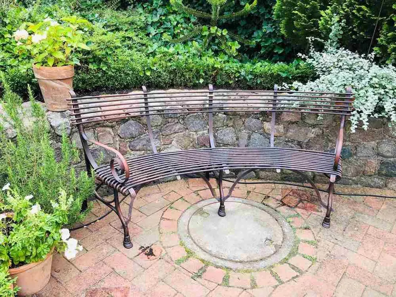 Französische Gartenbank SABOT, viertelkreisförmig, handgeschmiedet, Rostoptik