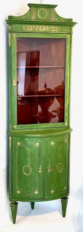 Französische Eckvitrine im Louis-XVI-Stil, grün gefasst, vergoldete Applikationen, 19. Jh.