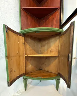 Französische Eckvitrine im Louis-XVI-Stil, grün gefasst, vergoldete Applikationen, 19. Jh., Ansicht 10