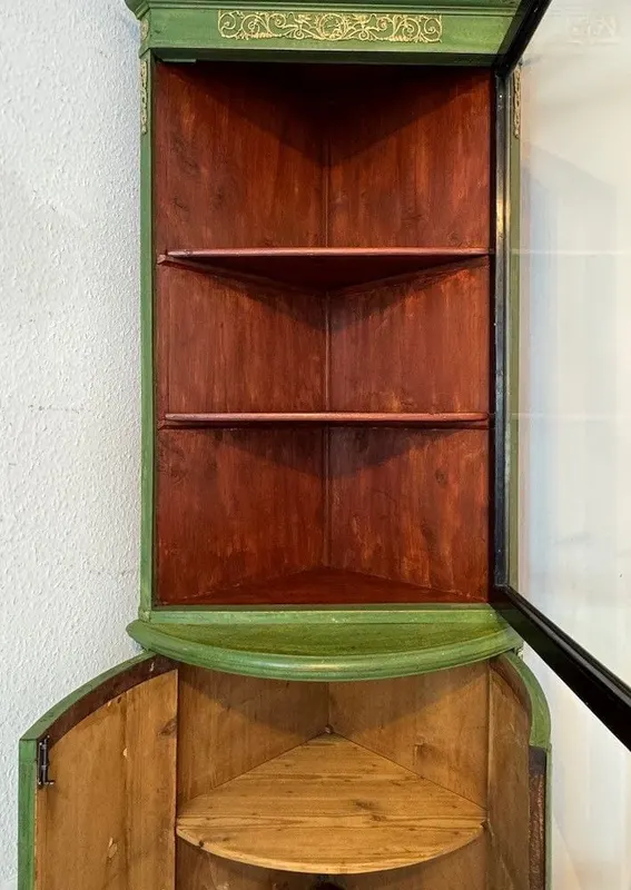 Französische Eckvitrine im Louis-XVI-Stil, grün gefasst, vergoldete Applikationen, 19. Jh., Ansicht 11