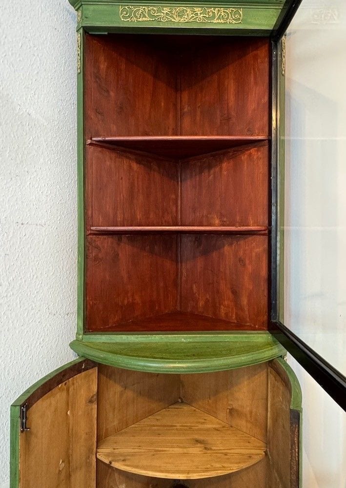 Französische Eckvitrine im Louis-XVI-Stil, grün gefasst, vergoldete Applikationen, 19. Jh., Ansicht 11