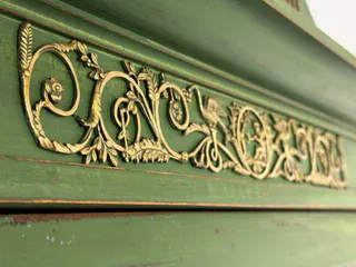 Französische Eckvitrine im Louis-XVI-Stil, grün gefasst, vergoldete Applikationen, 19. Jh., Ansicht 12