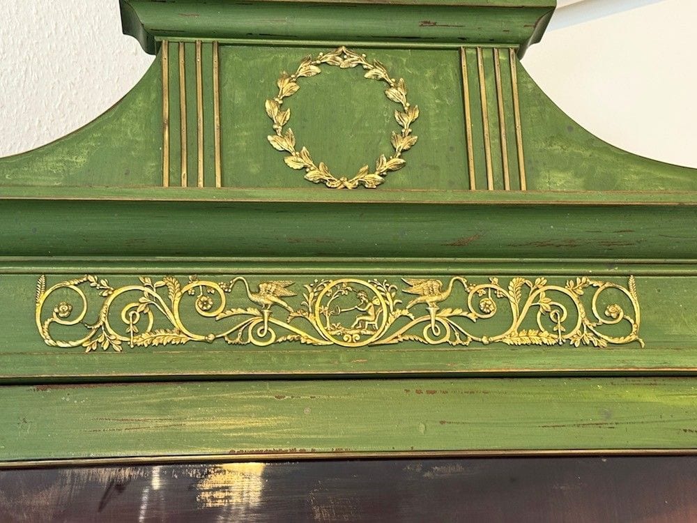 Französische Eckvitrine im Louis-XVI-Stil, grün gefasst, vergoldete Applikationen, 19. Jh., Ansicht 2