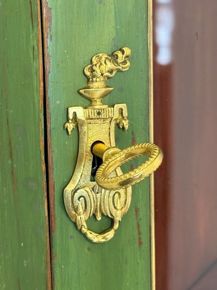Französische Eckvitrine im Louis-XVI-Stil, grün gefasst, vergoldete Applikationen, 19. Jh., Ansicht 3