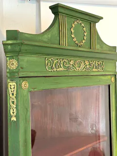Französische Eckvitrine im Louis-XVI-Stil, grün gefasst, vergoldete Applikationen, 19. Jh., Ansicht 4