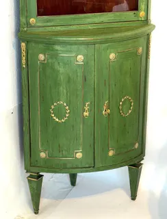 Französische Eckvitrine im Louis-XVI-Stil, grün gefasst, vergoldete Applikationen, 19. Jh., Ansicht 5