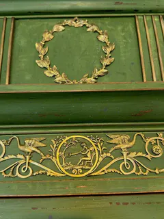 Französische Eckvitrine im Louis-XVI-Stil, grün gefasst, vergoldete Applikationen, 19. Jh., Ansicht 6