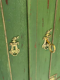 Französische Eckvitrine im Louis-XVI-Stil, grün gefasst, vergoldete Applikationen, 19. Jh., Ansicht 7
