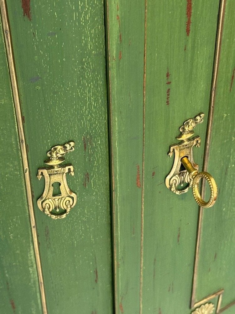 Französische Eckvitrine im Louis-XVI-Stil, grün gefasst, vergoldete Applikationen, 19. Jh., Ansicht 7