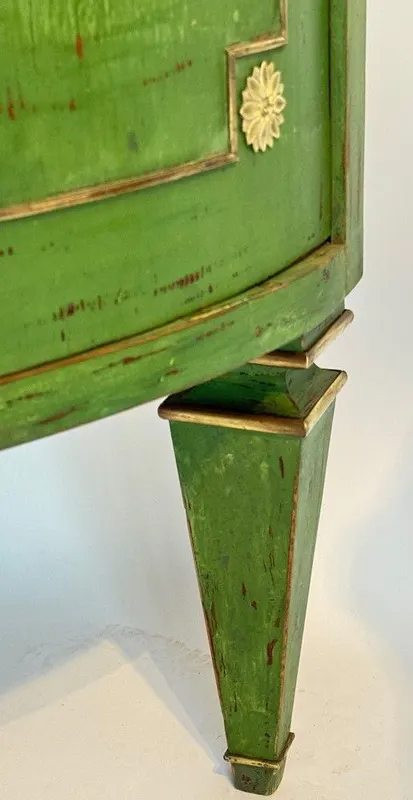 Französische Eckvitrine im Louis-XVI-Stil, grün gefasst, vergoldete Applikationen, 19. Jh., Ansicht 8