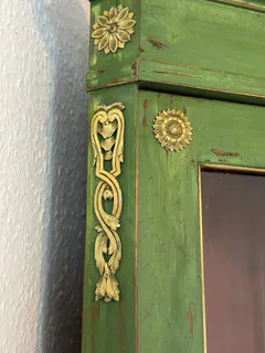 Französische Eckvitrine im Louis-XVI-Stil, grün gefasst, vergoldete Applikationen, 19. Jh., Ansicht 9