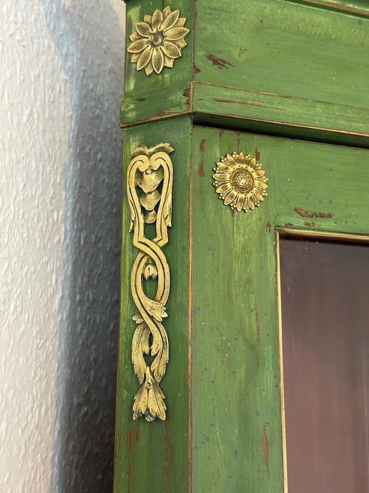 Französische Eckvitrine im Louis-XVI-Stil, grün gefasst, vergoldete Applikationen, 19. Jh., Ansicht 9