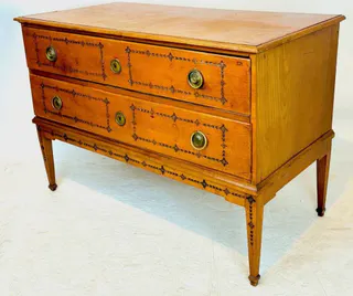 Klassizistische Kommode, Kirschbaum mit Kerbschnitzerei, süddeutsch, um 1790, Ansicht 3