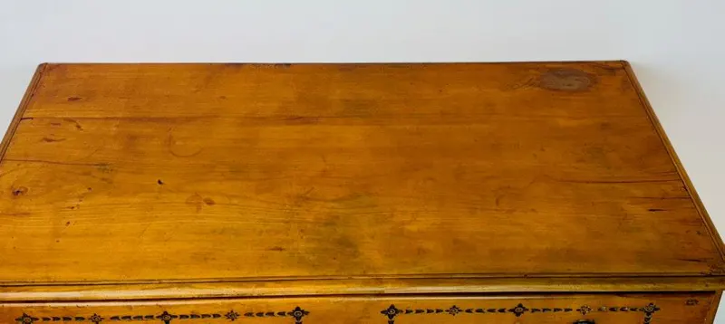 Klassizistische Kommode, Kirschbaum mit Kerbschnitzerei, süddeutsch, um 1790, Ansicht 5