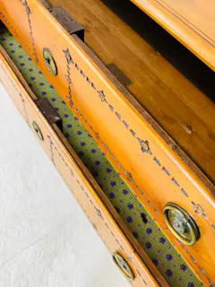 Klassizistische Kommode, Kirschbaum mit Kerbschnitzerei, süddeutsch, um 1790, Ansicht 7