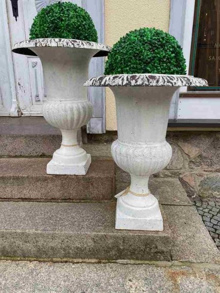 Große gusseiserne Amphore, Pflanzkübel, weiß patiniert