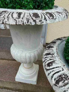 Große gusseiserne Amphore, Pflanzkübel, weiß patiniert, Ansicht 2