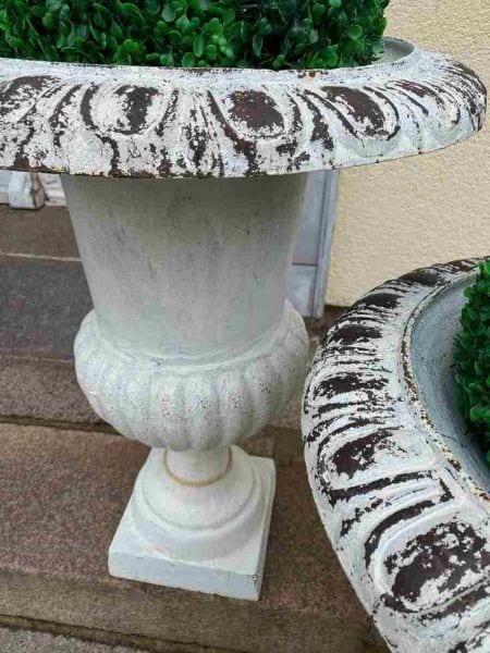 Große gusseiserne Amphore, Pflanzkübel, weiß patiniert, Ansicht 2