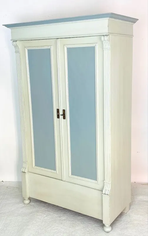 Gründerzeit-Kleiderschrank, weiß-grau gefasst, um 1880