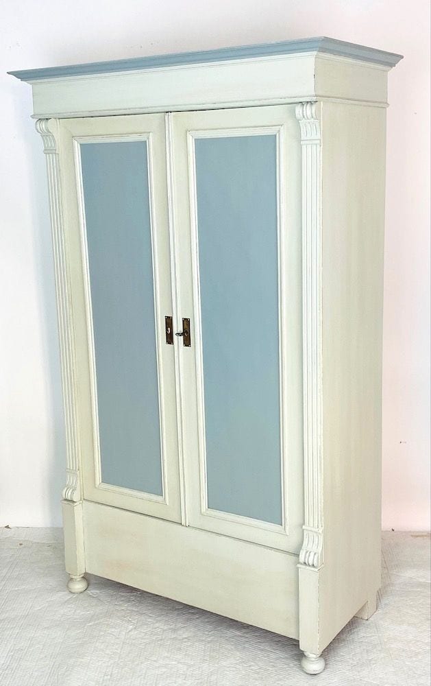 Gründerzeit-Kleiderschrank, weiß-grau gefasst, um 1880