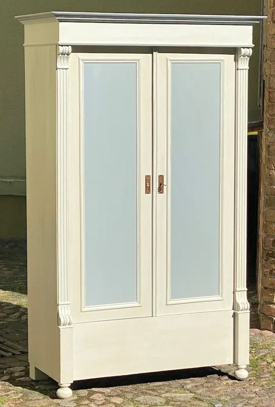 Gründerzeit-Kleiderschrank, weiß-grau gefasst, um 1880, Ansicht 2