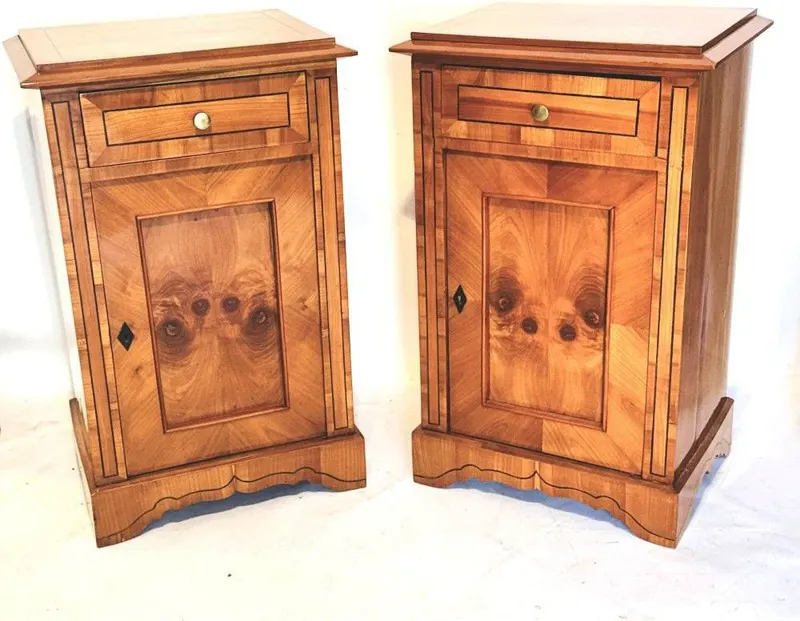Paar Biedermeier-Nachtschränke, Kirschbaum furniert, mit Fadeneinlage
