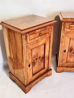 Paar Biedermeier-Nachtschränke, Kirschbaum furniert, mit Fadeneinlage, Ansicht 2