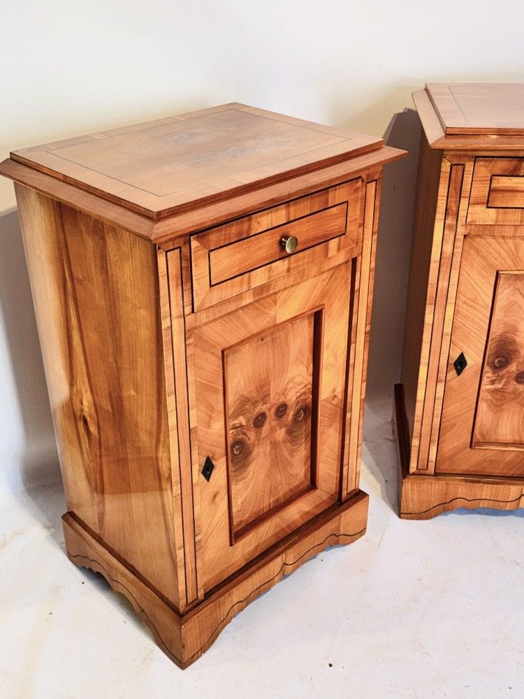 Paar Biedermeier-Nachtschränke, Kirschbaum furniert, mit Fadeneinlage, Ansicht 2