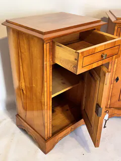 Paar Biedermeier-Nachtschränke, Kirschbaum furniert, mit Fadeneinlage, Ansicht 3