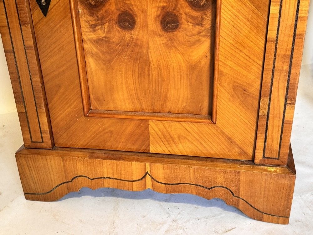 Paar Biedermeier-Nachtschränke, Kirschbaum furniert, mit Fadeneinlage, Ansicht 4