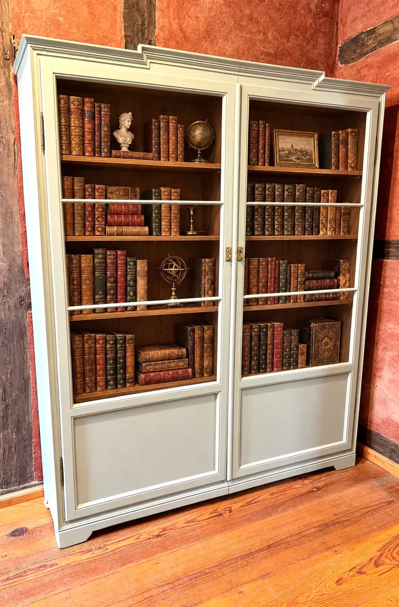 Biedermeier Bücherschrank mit lichtgrauer Fassung, Deutsch um 1840