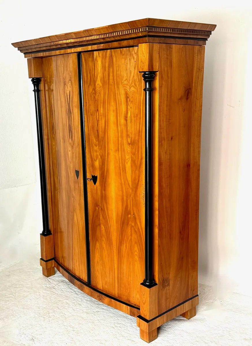 Biedermeier-Kleider- und Wäscheschrank, Kirschbaum, München um 1820, bombierte Front